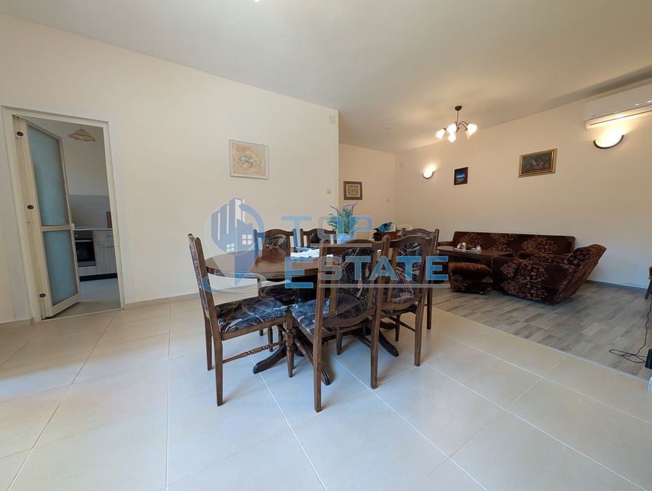 Масивна двуетажна къща в село Караисен