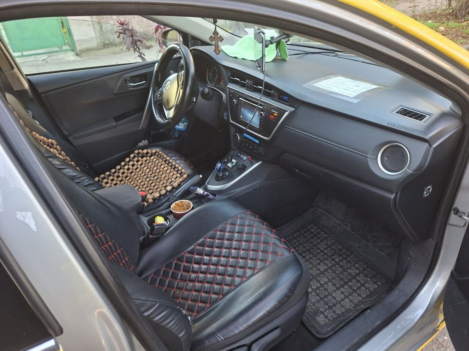 Toyota Auris 1.8 Хибрид/Газ