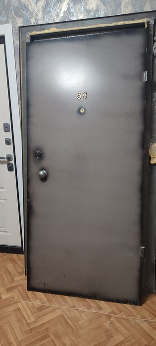 Продам железную входную дверь