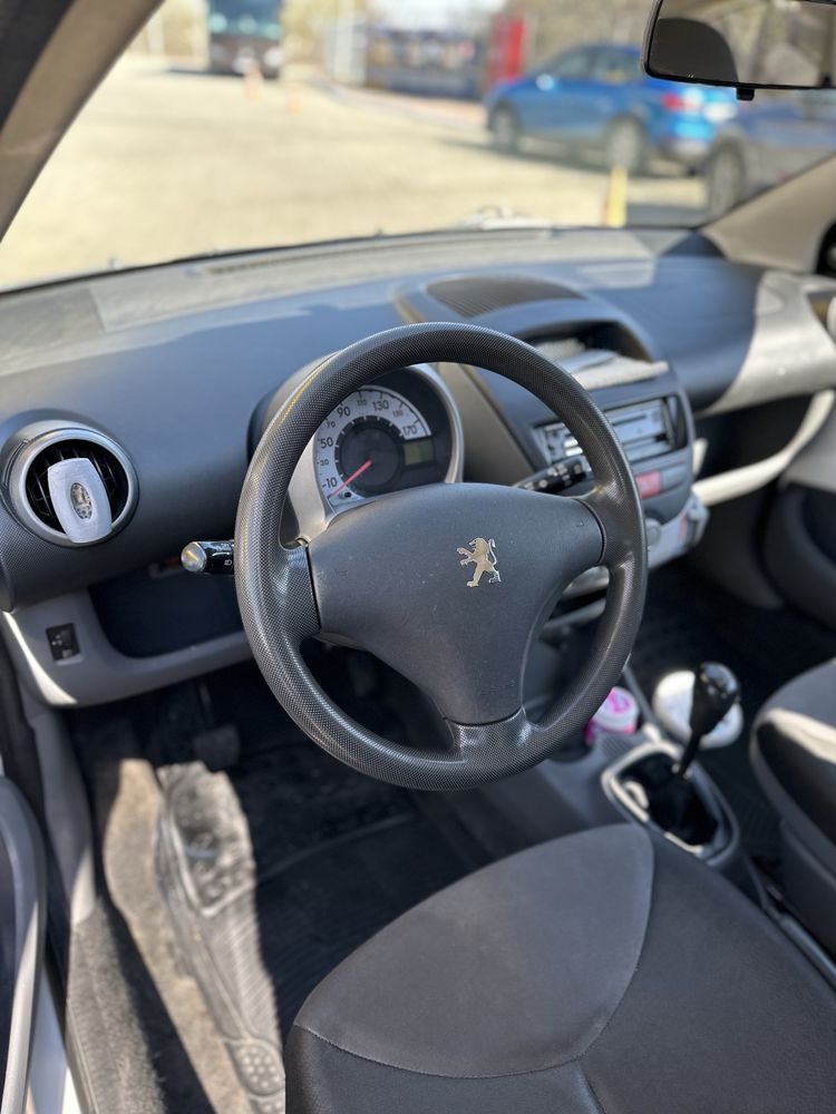 Vând Peugeot 107
