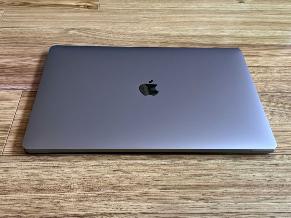 MacBook Pro 15 TouchBar`Core i7-6700HQ/16GB RAM/256GB SSD/AMD Pro 450