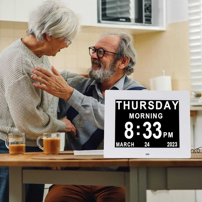 Голям дисплей с дигитален календар и дневен часовник