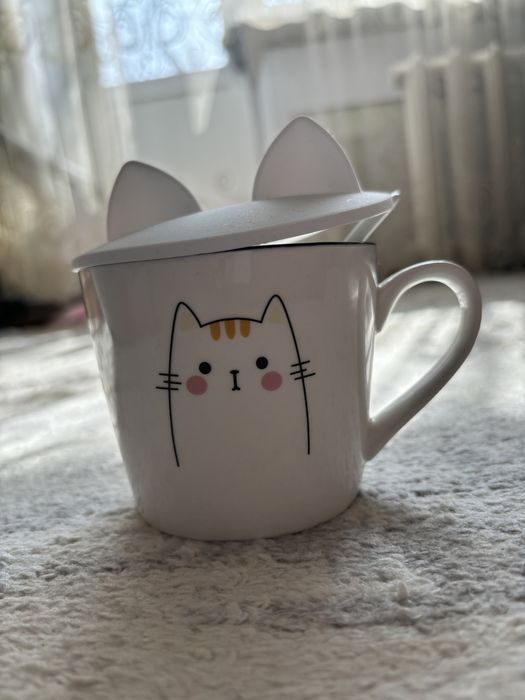 Продам новую милую кружечку с крышкой и ложкой .