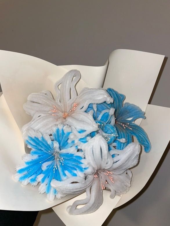 Flori artizanale, handmade din sârmă plușată