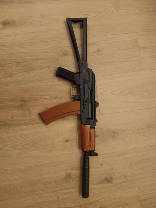 airsoft AK-74 U със заглушител.
