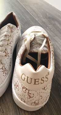 Обувки и портмоне Guess
