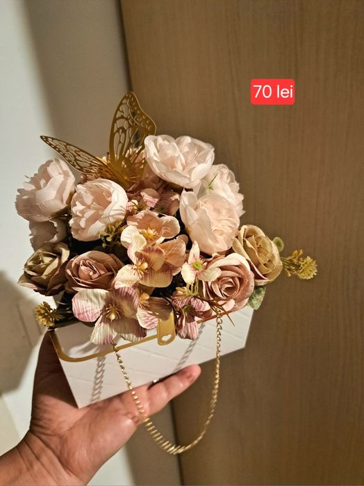 Vând aranjamente florale