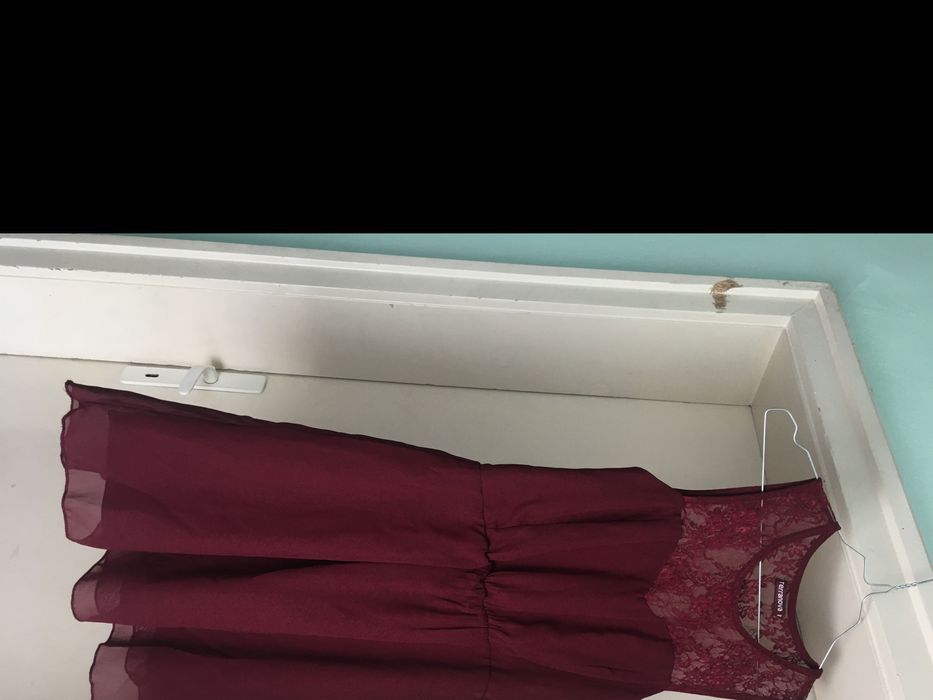 Юношеска рокля с дантелен гръб