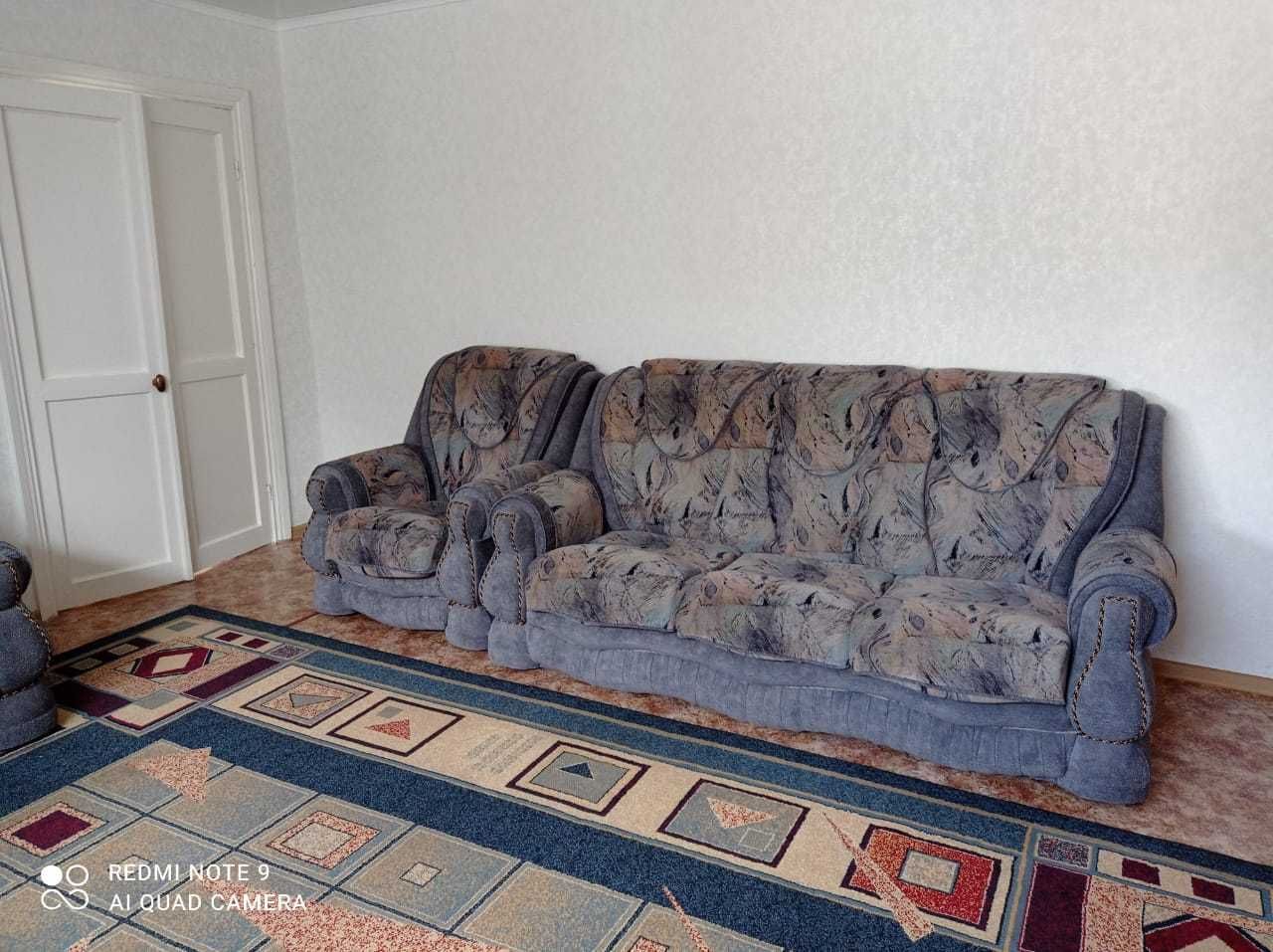Мягкий уголок с диваном и креслом