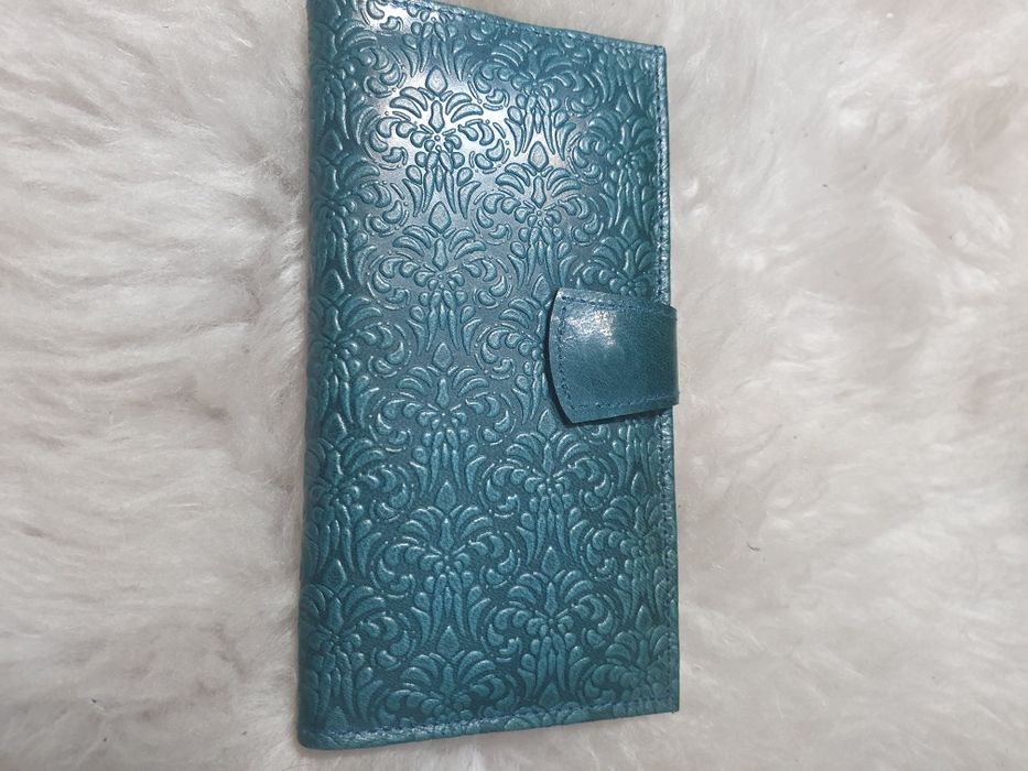 Дамски портфейли от естествена кожа