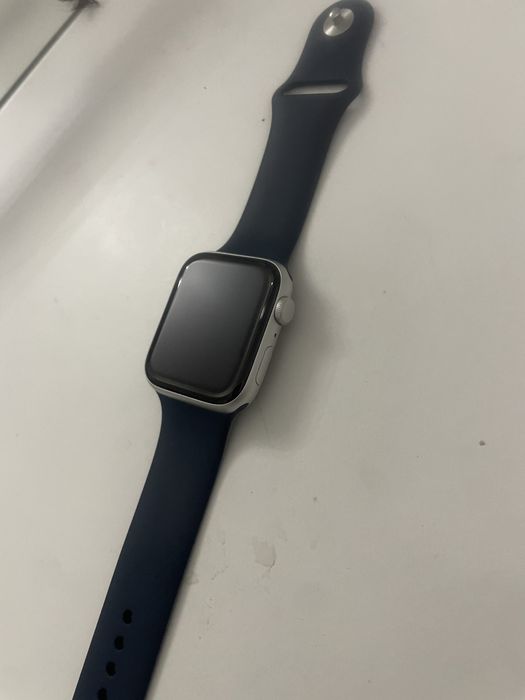 Продам Apple watch SE в отличном состояний
