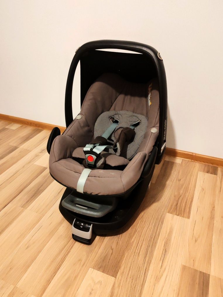 Scaun de mașină tip scoică, marca Maxi Cosi cu Isofix Family Fix