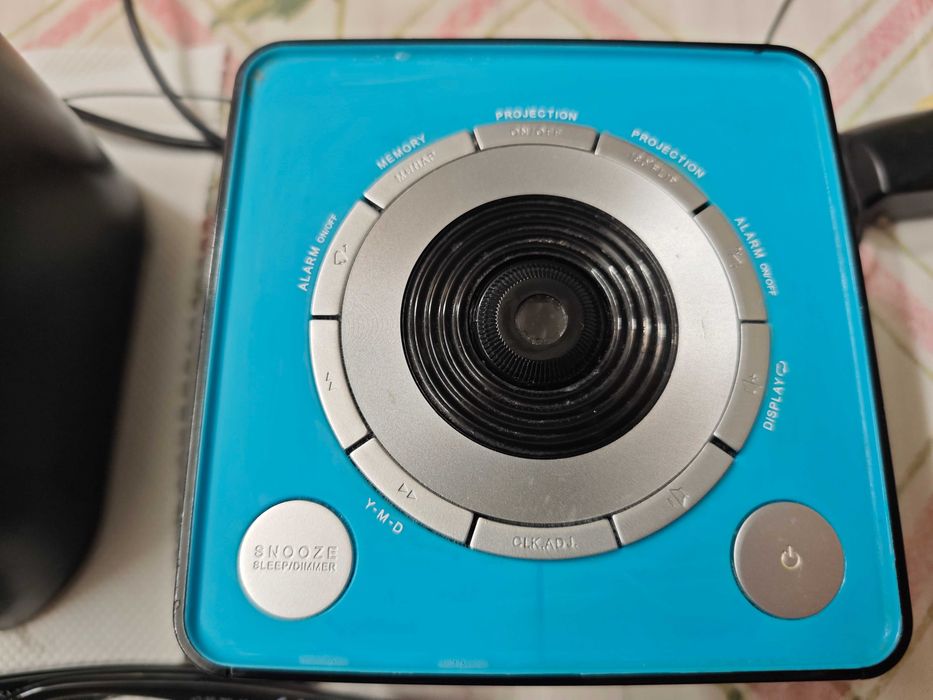 Часовник за спалня, хол или кухня с радио, аларма и прожекция