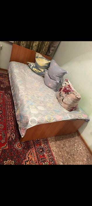 Кровать как фоне без матраса