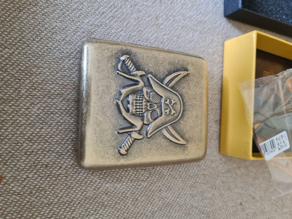 Vând tabachera metalica (bronz),  20 țigarete, 4 modele