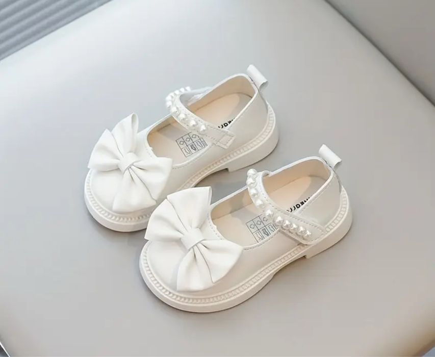 Обувки с панделка и перли