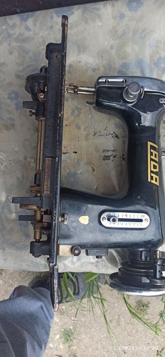 Стара шевна машина LADA