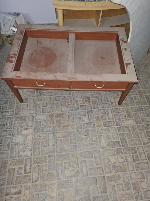 Старый стол без стекла продам дешево
