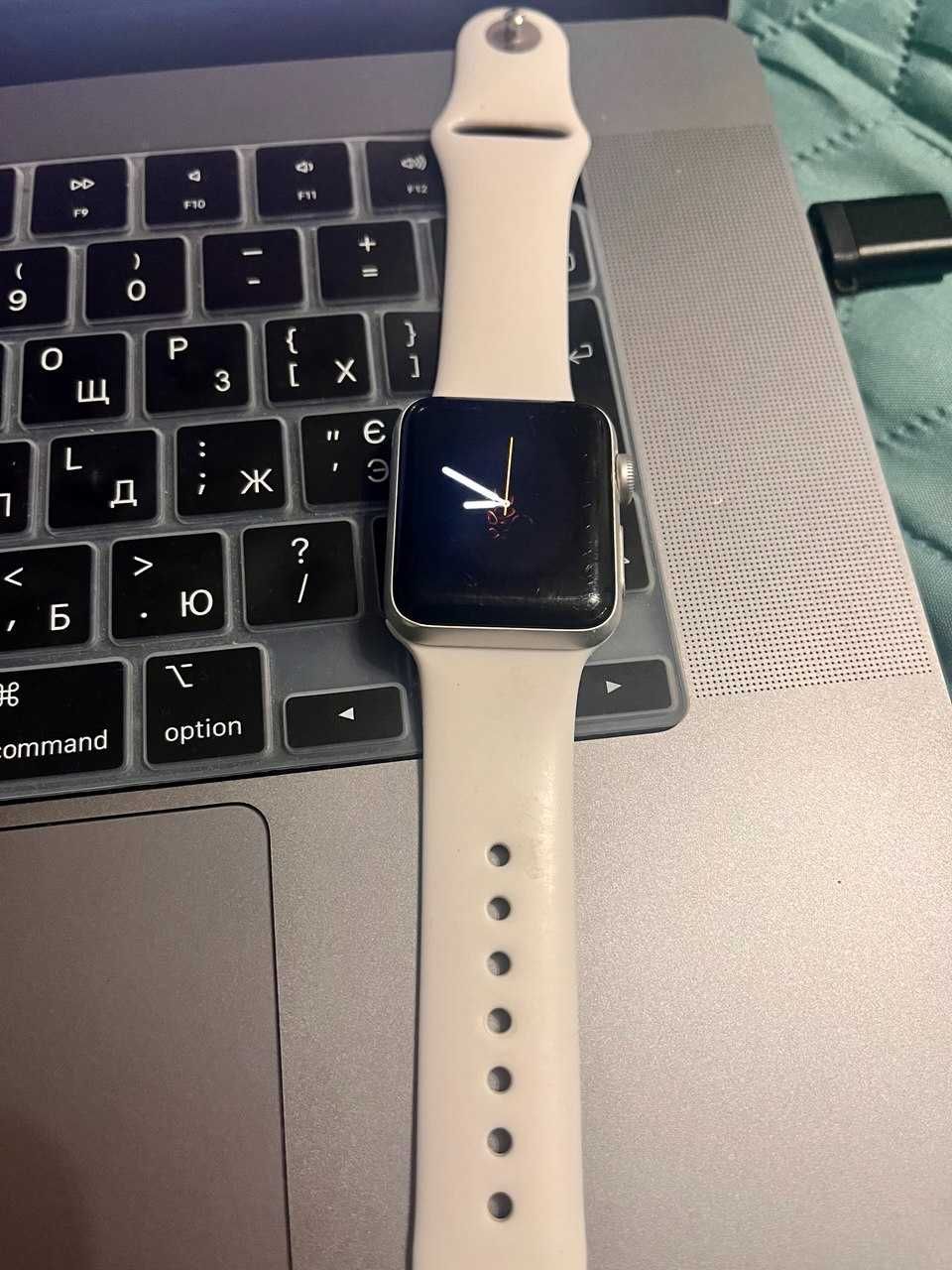 Apple Watch Series 3 GPS 38 mm - Сребрист (за части / за ремонт)