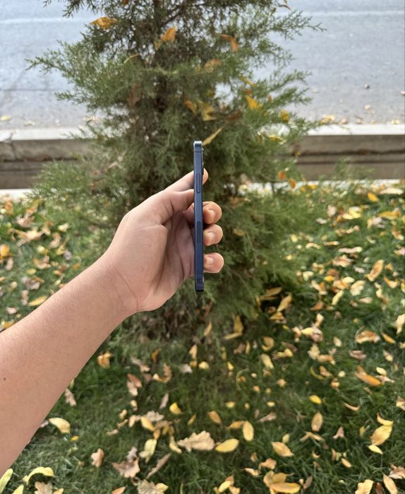 Iphone 12 64gb Xolat yaxsh yomkst 77 ochilmagan hama joy ishlid ayb yo