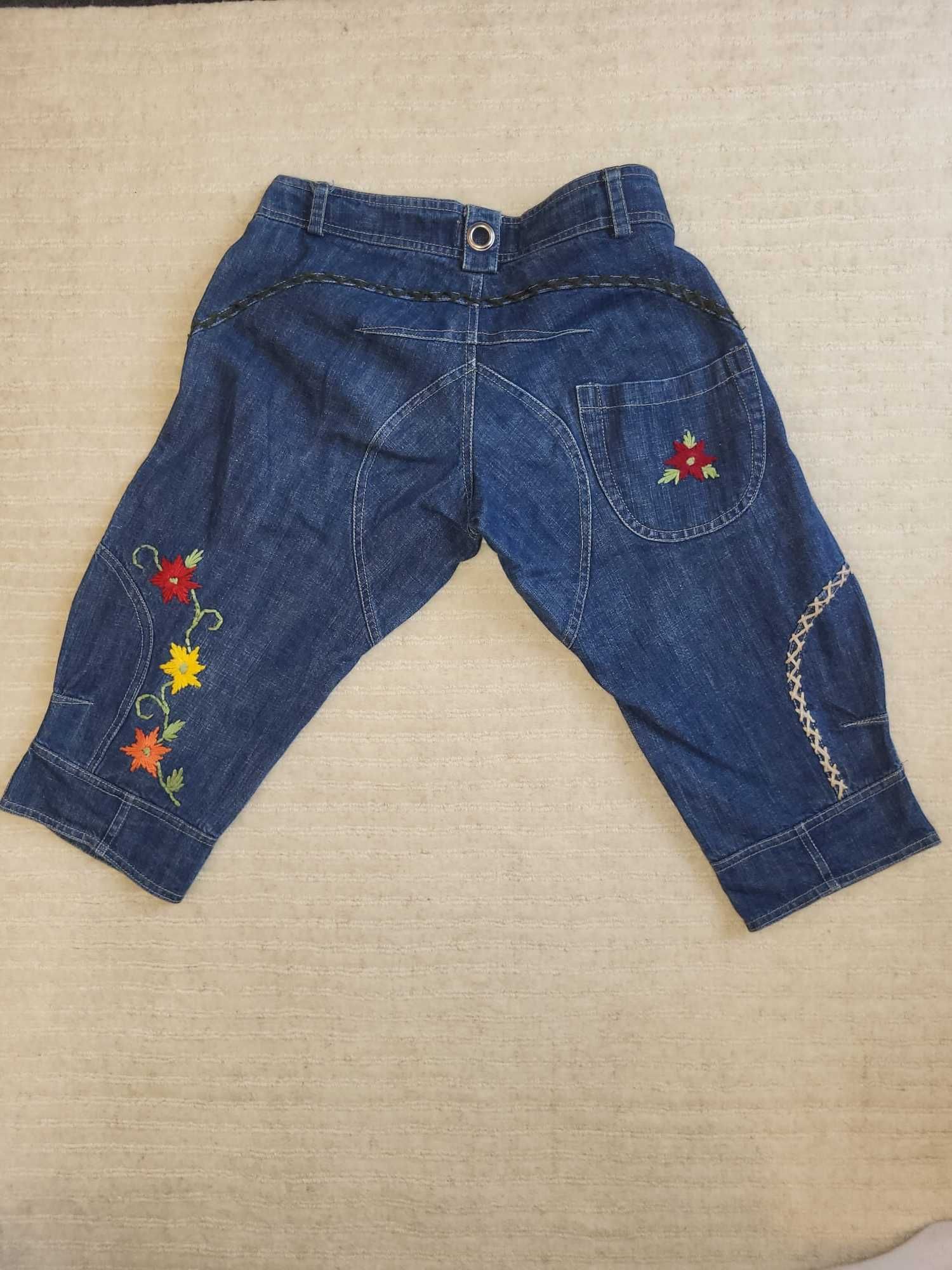 Blugi DENIM 3/4 cu flori cusute manual
