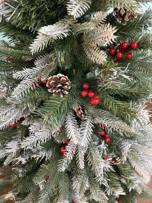 Ёлка новогодняя в комплекте игрушки