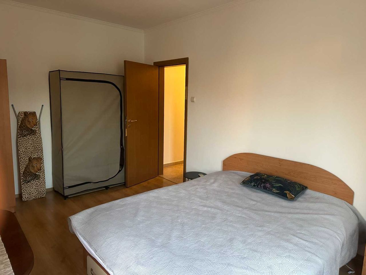 Дава се под наем Тристаен апартамент в Бургас, Център - 80 кв.м за 550 € - Снимка #17