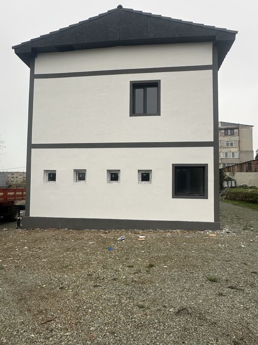 Cladire spatii birouri si apartamente plus teren 10000 mp de vamzare