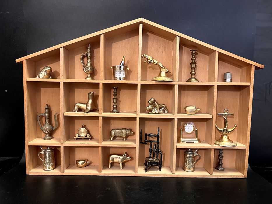 Raft vintage din lemn ce vine insoțit de 21 miniaturi.