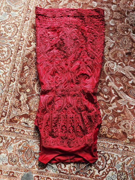 Червена официална рокля без ръкави с бродерия с копринени конци