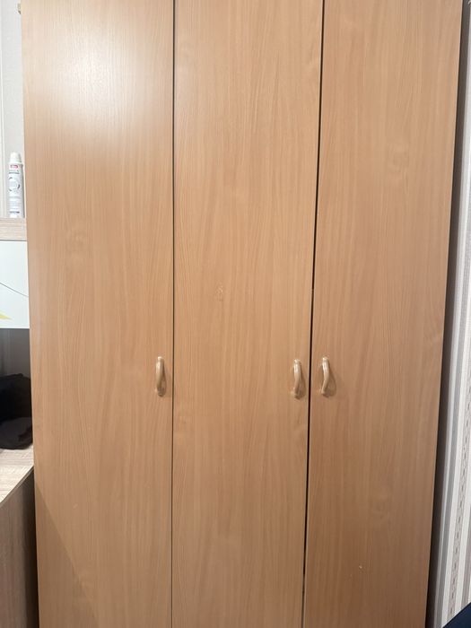 Продается трёхдверный шкаф