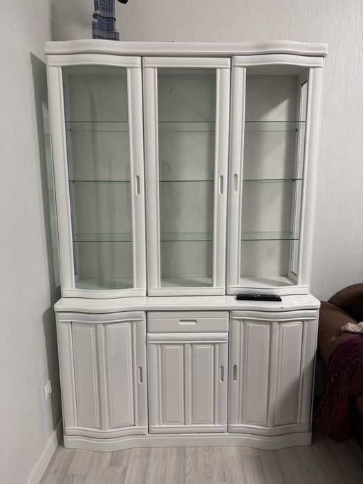 Продам сервант и кровать дерево