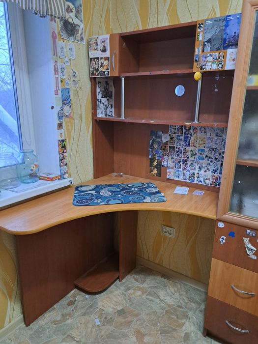 Продаю компьютерный стол б/у,в хорошем состоянии.