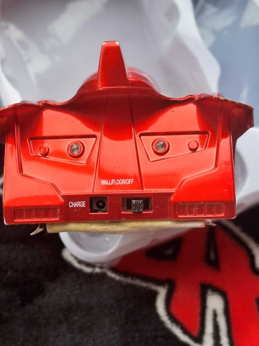 кола която ходи по прозорците и гладки стени