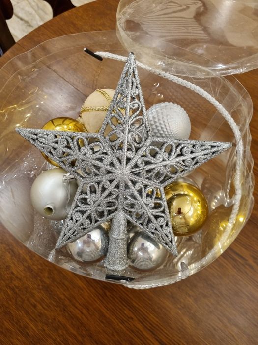 Globuri argintii pentru brad