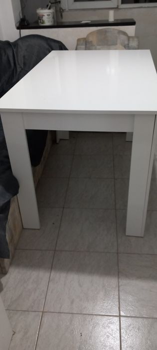 Чисто нова трапезна маса