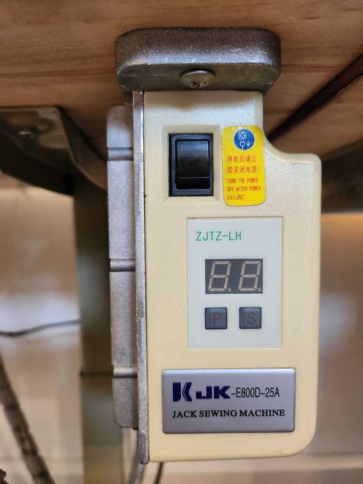 Vând mașină de cusut industriala triplock cu 5 fire