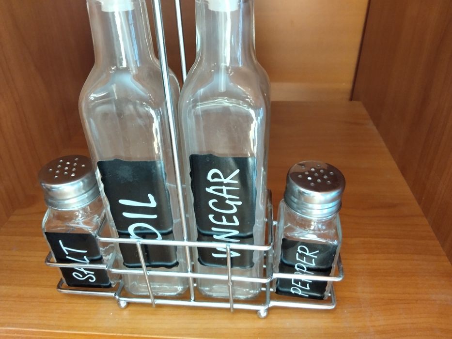 Чисто нов- комплект за маса, не използван изобщо с оригинална стойка