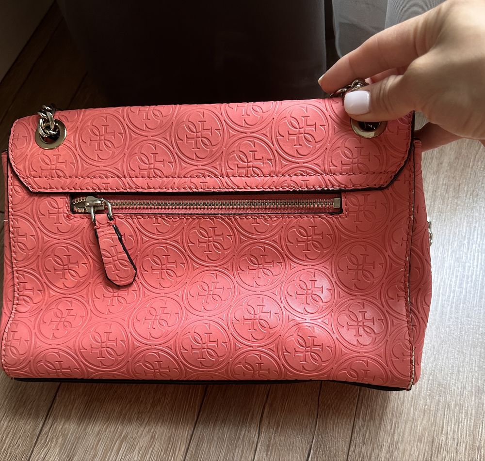 Дамска чанта на Guess