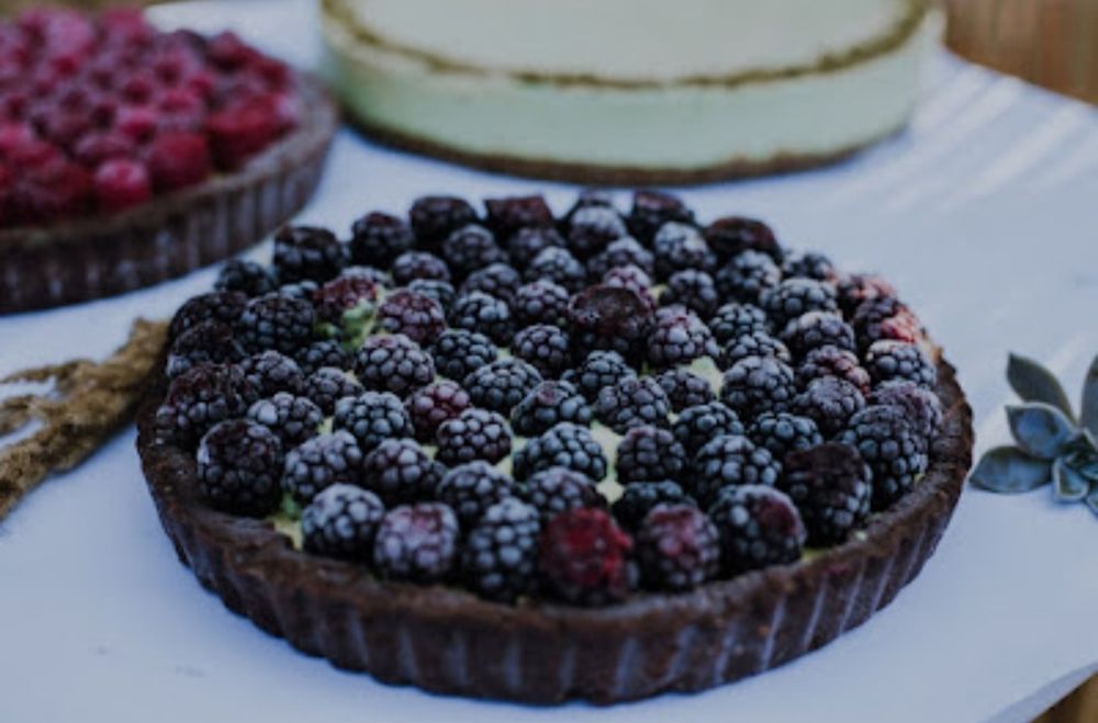 Tort Raw vegan și bomboane dulci