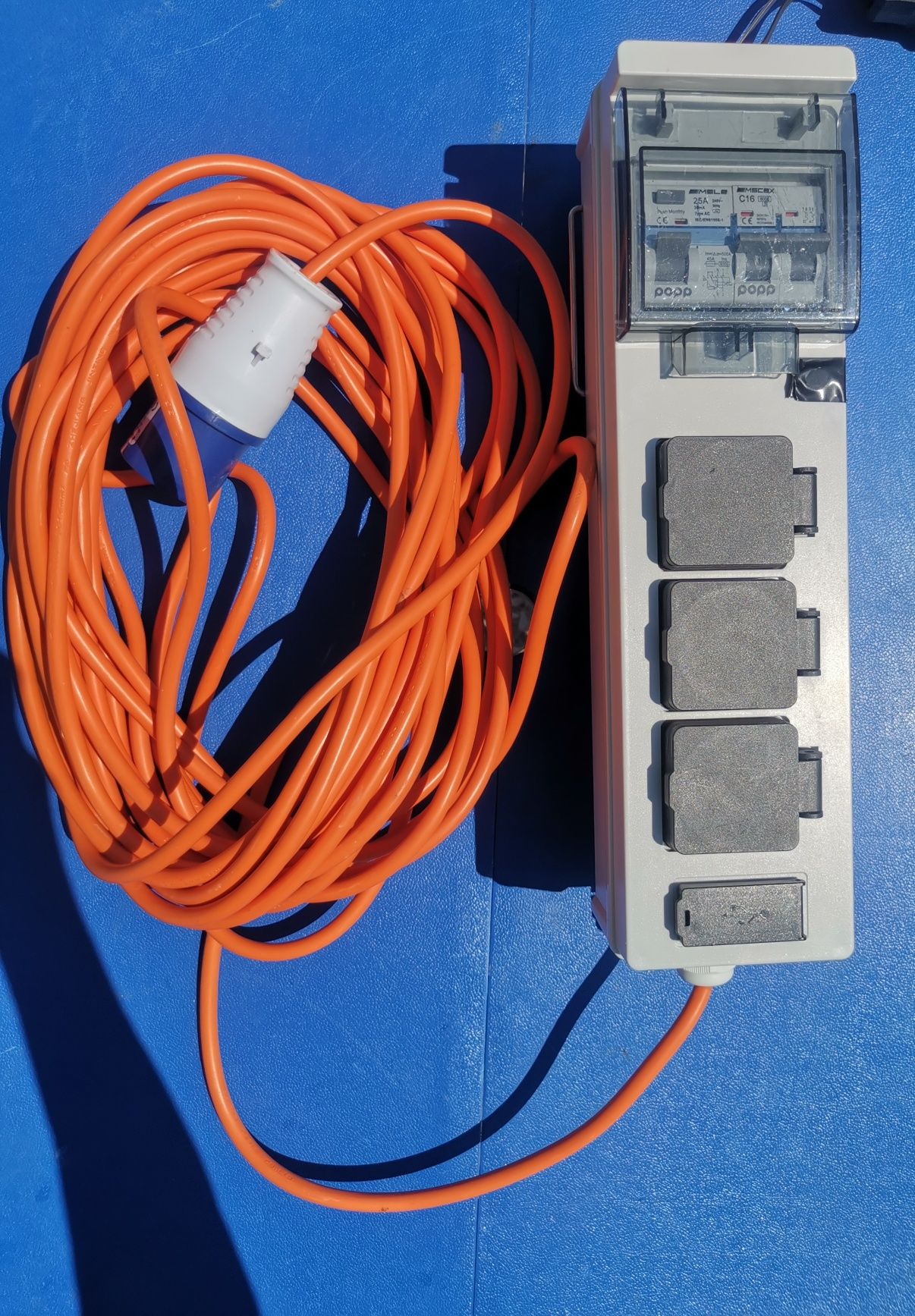 Разклонител с предпазител / 2 USB входа