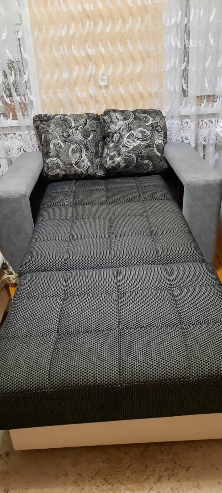 Кровать кресло с пуфиком столом