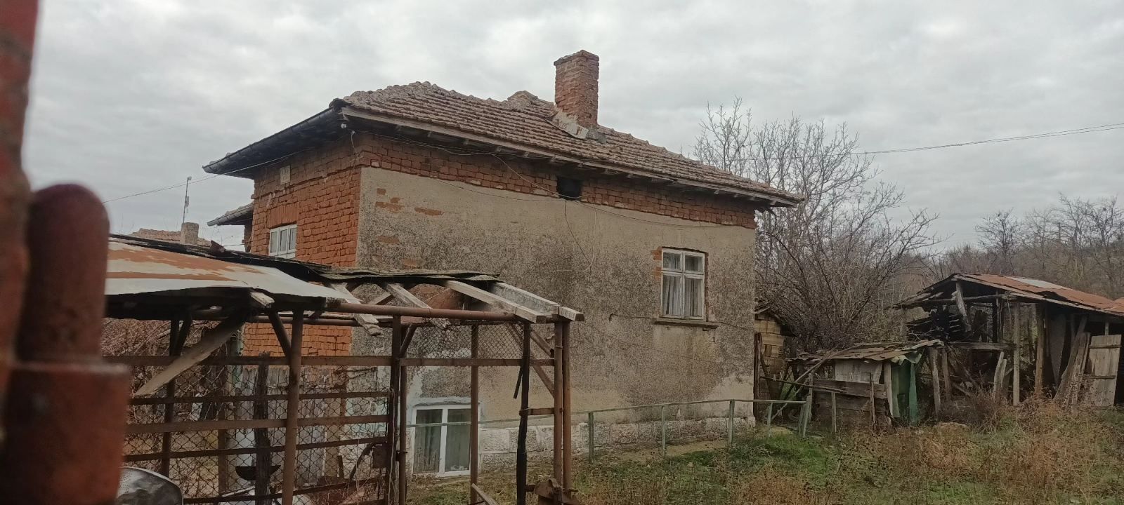 Продава се имот с къща