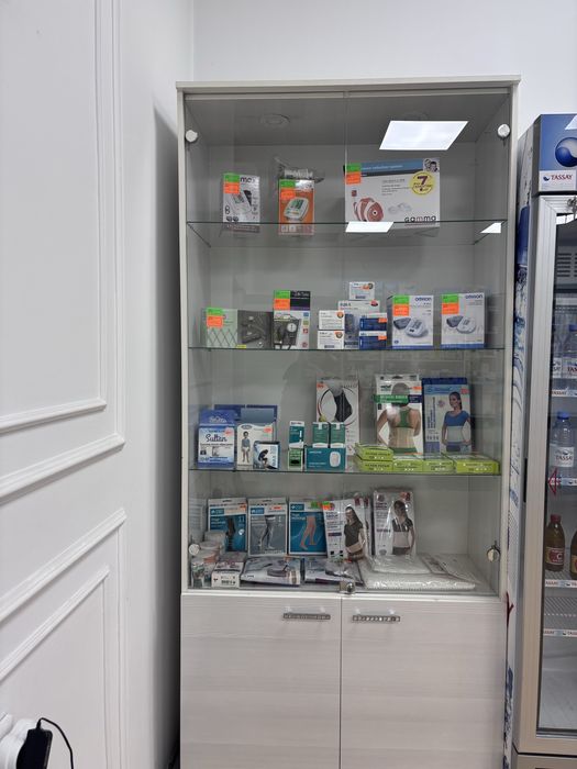 Продается витрина / шкаф для офиса