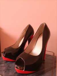 Черни обувки с червен ток