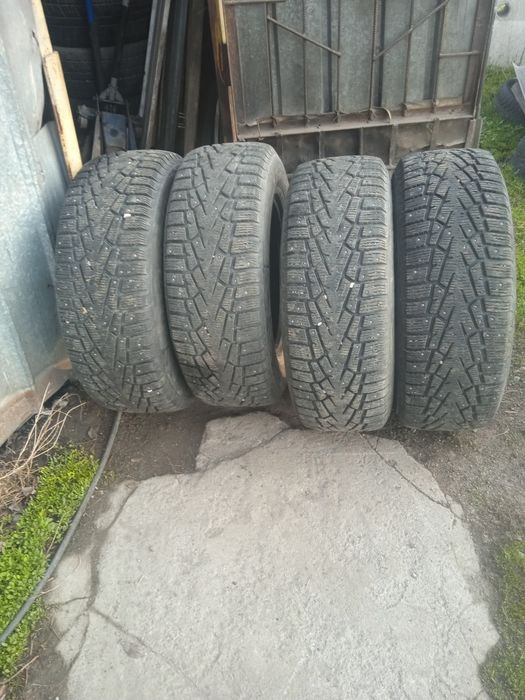 Продам зимнюю шипованную резину.