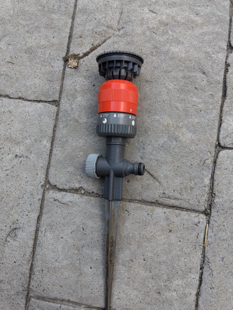 Aspersor Gardena Vario circular.