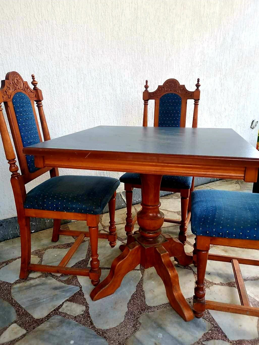 Маса и столове парен бук с дърворезба