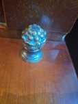 Ornament vechi din bronzmodel con de pin / ciorchine  Piesă decorativă