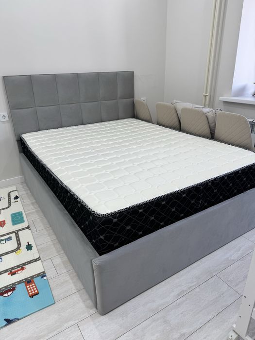 Двуспальная кровать с матрасом